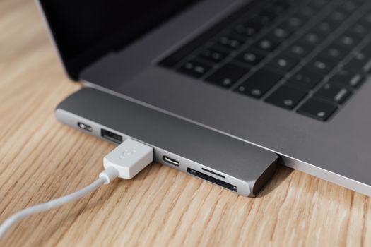 DockHub Pro USB-C dokkoló